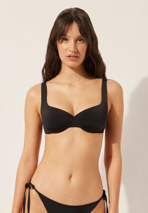Haut de bikini noir au design structuré, avec des bretelles épaisses et un soutien-gorge à armatures, fabriqué en tissu lisse et avec une finition sans couture.