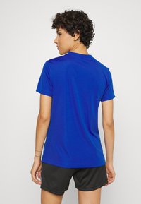 Blaues Kurzarm-T-Shirt aus weichem, atmungsaktivem Material; mit Rundhalsausschnitt und normaler Passform; glatte Textur.