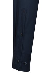 Polsino di camicia blu navy con due bottoni neri rotondi, dettagli cuciti e motivo floreale impresso sul tessuto. Texture liscia.