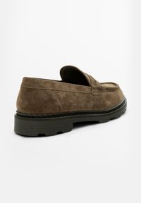 Braune Wildleder-Slipper mit einer niedrigen, strukturierten Gummisohle. Verfügt über eine erhöhte Naht und eine klassische Silhouette, geeignet für legere Kleidung.