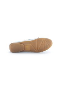 Witte sneakersole met een getextureerde rubberen buitenzool. Voorzien van driehoekige patronen voor grip en het gegraveerde merknaam "Gabor."