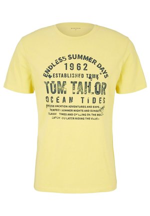 Gul bomulds-T-shirt med sort screentrykt tekst. Rund hals, korte ærmer og en afslappet pasform.