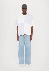 Bonsai CHECK TEE UNISEX - Apdrukāts T-krekls - white\azure