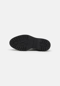 Tommy Hilfiger FLAG RAIN LACE UP BOOT - Platform bokacsizmák - black
