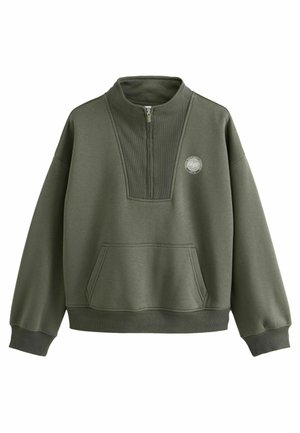 Olivengrøn langærmet pullover med halv lynlås, frontlommer som en kænguru, ribkanter og lille hvid rund logo på venstre bryst.