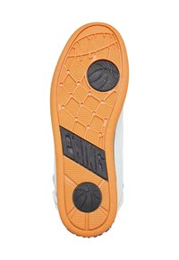 Semelle d'une chaussure de sport blanche avec une semelle en caoutchouc orange. Présente une texture noire circulaire inspirée du basketball et "EWING" en relief en noir.