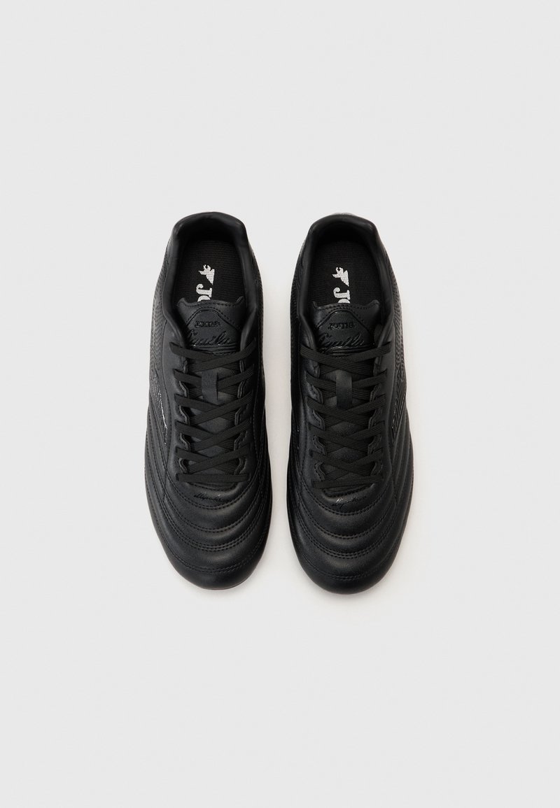 Zapatillas deportivas negras con parte superior de cuero suave, detalles texturizados, cordones y un collar acolchado. Detalles de costura a lo largo de los lados.