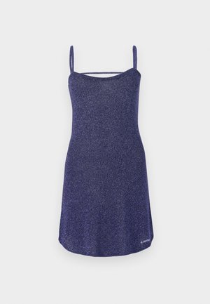 Ermeløs kjole i mørk lilla glitrende stoff, A-linjeform, har spaghetti stropper og rund hals, med en jevn tekstur.