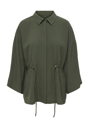 Chemise ample vert olive avec larges manches, col, boutons dissimulés sur le devant et cordons ajustables à la taille pour marquer la silhouette.
