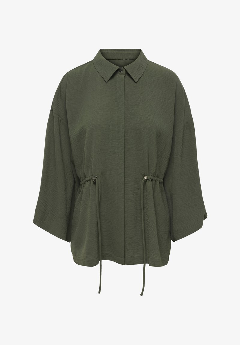 Chemise ample vert olive avec larges manches, col, boutons dissimulés sur le devant et cordons ajustables à la taille pour marquer la silhouette.