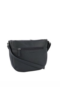 Schwarze Leder-Crossbody-Tasche mit strukturiertem Finish, ausgestattet mit einer frontalen Reißverschlusstasche und einem verstellbaren Tragegurt für bequemen Transport.