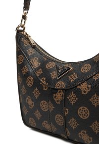 Borsa in ecopelle nera con motivo logo dorato, dal design curvo e chiusura con zip. Presenta un accento logo triangolare e superficie testurizzata.