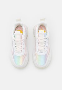 Sneakers atletici bianchi con finitura iridescente, punta arrotondata, suola in gomma testurizzata e motivo multicolore della soletta.