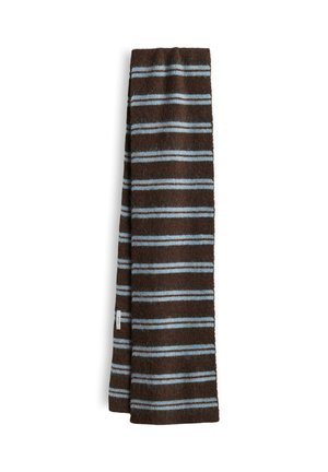 Brauner Strickschal mit gleichmäßig verteilten horizontalen hellblauen Streifen, längs gefaltet, auf weißem Hintergrund.