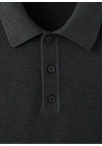 Czarna teksturowana dzianinowa koszulka polo z trzema czarnymi guzikami i miękkim kołnierzem.