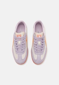 Lila suède sneakers met crème- en oranjeaccenten. Voorzien van een ronde neus, contrasterende veters en gecapitonneerde binnenzolen. Glad rubberen loopzool.