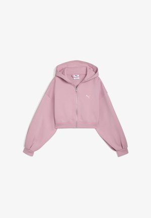 Haut de survêtement cropped rose avec fermeture éclair et capuche, arborant un logo Puma blanc sur le côté gauche de la poitrine. Tissu doux avec des épaules dénudées.