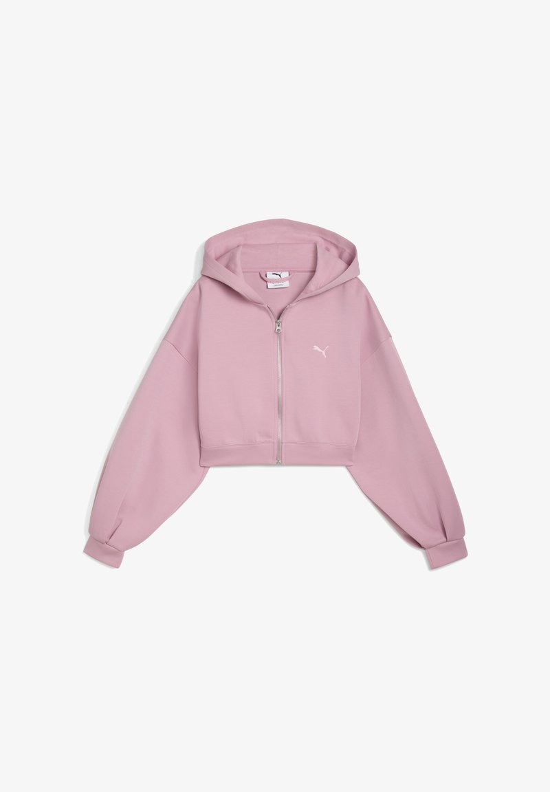 Sudadera corta rosa con cremallera y capucha, que presenta un logo de Puma blanco en el lado izquierdo del pecho. Tejido suave con hombros caídos.