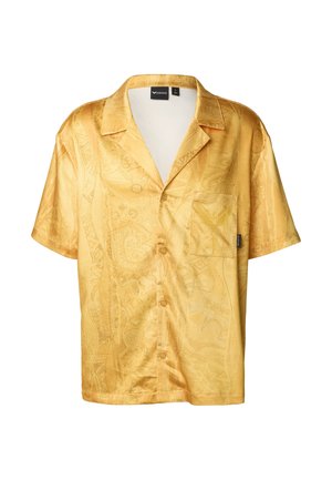 Kurzärmeliges, goldgelbes Hemd mit Knopfleiste, dezentem Paisley-Muster und Brusttasche, präsentiert auf weißem Hintergrund.