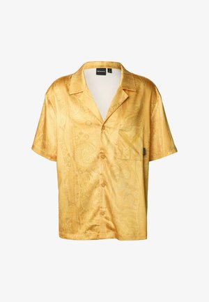 Kurzärmeliges, goldgelbes Hemd mit Knopfleiste, dezentem Paisley-Muster und Brusttasche, präsentiert auf weißem Hintergrund.