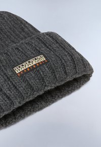 Šedá pletená čepice s žebrovanou texturou, s bílou a oranžovou značkovou nálepkou, na které je nápis "Napapijri geography."