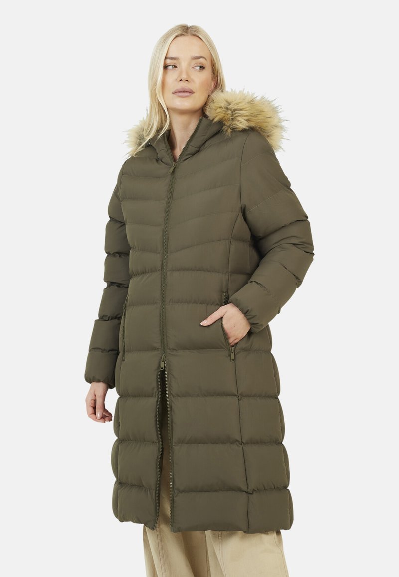 Cappotto puffer verde oliva con zip frontale, cappuccio e rifiniture in pelliccia sintetica. Presenta sezioni cucite e tasche laterali, arrivando fino a metà polpaccio.