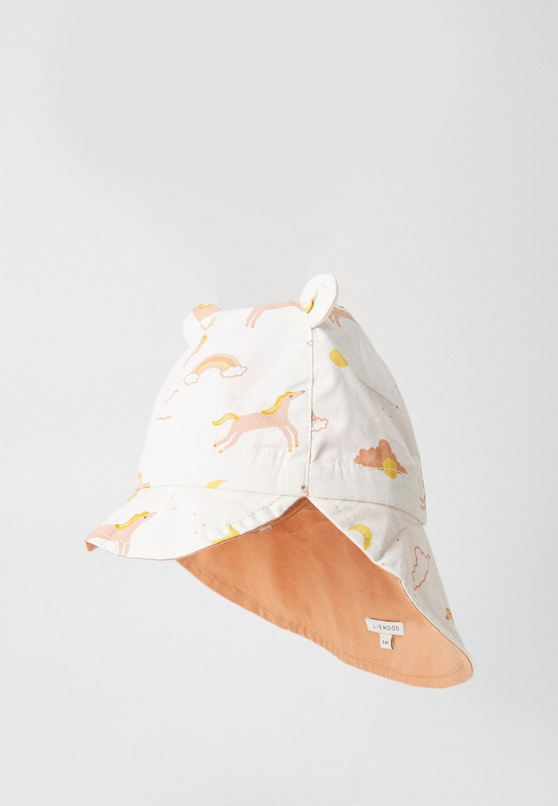 Sombrero tipo cubo para niños de tela blanca con patrones de unicornios rosas y arcoíris, con el interior naranja y pequeñas orejas en la parte superior. Textura ligera y suave.