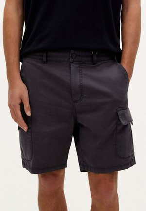 Mørkegrå cargo shorts med frontlommer og sidelommer. Fremstillet af et letvægtsstof, med knaplukning og bæltestropper.