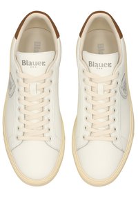 Weiße Ledersneaker mit beigen Akzenten, flachen Schnürsenkeln, runder Zehenpartie und Logo auf der Zunge, ausgestattet mit einer strukturierten Gummisohle.