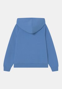 Hooded sweatshirt v enaki svetlo modri barvi. Mehka tkanina, dolgi rokavi, rebrasti manšeti in rob. Ima kenguru žep in kapuco s vrvico.