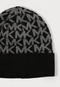 Bonnet en tricot noir avec un motif "MK" gris en répétition, une finition texturée et un revers noir uni. Idéal pour les temps froids.