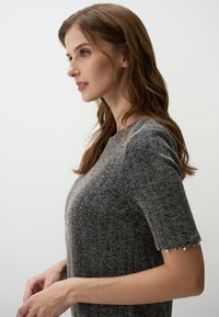 Maglione grigio a maniche corte con un motivo testurizzato e accentuazioni decorative di perline sulle maniche. Presenta un collo rotondo e una silhouette aderente.