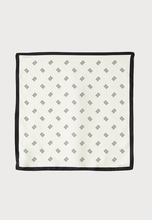 Hvid silke tørklæde med et gentagende sort geometrisk mønster, kantet med en solid sort kant. Letvægtig med en glat tekstur.