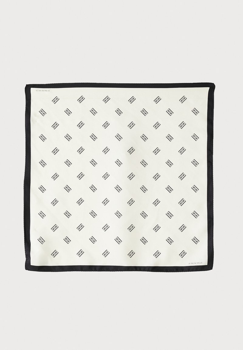 Biely hodvábny šál s opakujúcim sa čiernym geometrickým vzorom, olemovaný pevným čiernym okrajom. Ľahký s hladkou textúrou.
