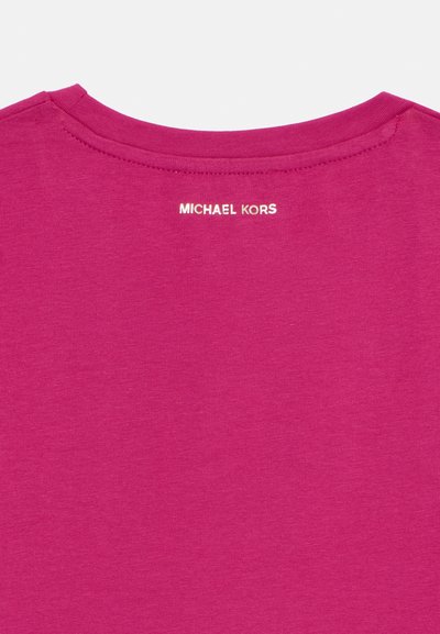 Μπλούζα από βαμβάκι σε φούξια με ριμπ υφή, στρογγυλή λαιμόκοψη και το λογότυπο "MICHAEL KORS" τυπωμένο σε λευκό κοντά στον αυχένα.