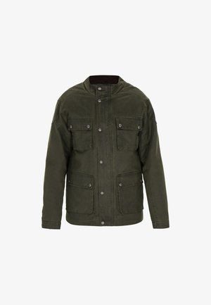 Olīvu zaļas krāsas, kokvilnas maisījuma jaka ar augstu apkakli, priekšējo spiedpogu aizdari un četrām priekšējām kabatām. Piemīt teksturēta apdare un strukturēts dizains.