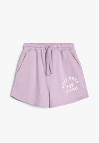 Lila puuvillashortsit joustavalla vyötäröllä, säädettävällä nauhalla ja kahdella sivutaskulla. Teksti "HAVE MORE FUN EVERYDAY" on painettu valkoisella.