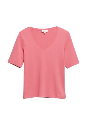 Różowy t-shirt z krótkim rękawem i dekoltem w kształcie litery V, wykonany z miękkiego materiału, pokazany na płaskim, białym tle.
