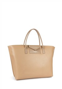 Sac fourre-tout en cuir beige avec deux poignées, présentant un détail de rabat triangulaire et un logo en relief. Texture lisse et design minimaliste.