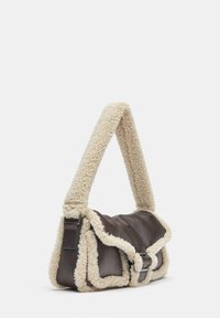 Borsa in pelle marrone con bordo in morbido shearling color beige, patta pieghevole e manico corto. Dotata di fibbia argentata per la chiusura.