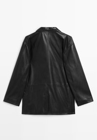 Černá kožená bunda se strukturovaným designem, límcem a viditelným švem. Disponuje dlouhými rukávy a šikmou kapsou na boku.