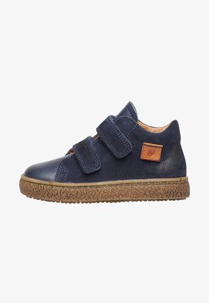 Granatowe buty z skórzaną cholewką, z zamszowymi akcentami, dwiema rzepami oraz teksturowaną brązową gumową podeszwą. Zawierają małą naszywkę z logo.