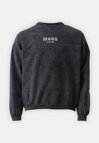 Sudadera de algodón negra con cuello redondo, que presenta una textura desgastada y el texto blanco "moon" y "KAOTIKO" en la parte posterior. Puños y dobladillo acanalados.