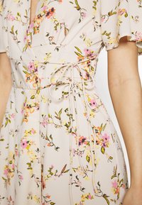 Vero Moda Petite Robe de jour - beige