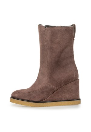 Suede ankle boot in brown with a wedge heel. Features a rounded toe, vertical seam detailing, and a side zipper closure, textured surface.