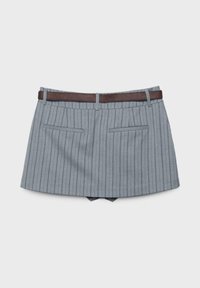 Mini-jupe à rayures grises avec poches arrière et ceinture marron foncé sur un fond uni.