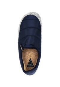 Navyblauwe slipper met gevoerd materiaal, grijze viltzool en een warme, textuurinterieur. Bevat een driehoekig logo en een elastische opening.