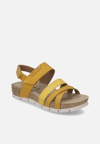 Geel sandalen met twee gevlochten banden, verstelbare enkelband, gestructureerde kurken voetbed en witte rubberen zool.