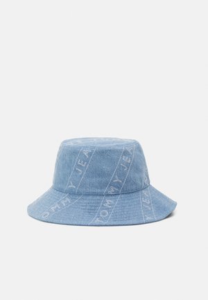 Jasnoniebieski kapelusz typu bucket z jeansem z haftowanym ukośnym napisem "Tommy Jeans" wokół korony i ronda.