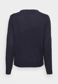 Pull en maille bleu marine avec encolure ronde, manches longues, poignets et ourlet côtelés. Texture lisse, coupe classique et design minimaliste.